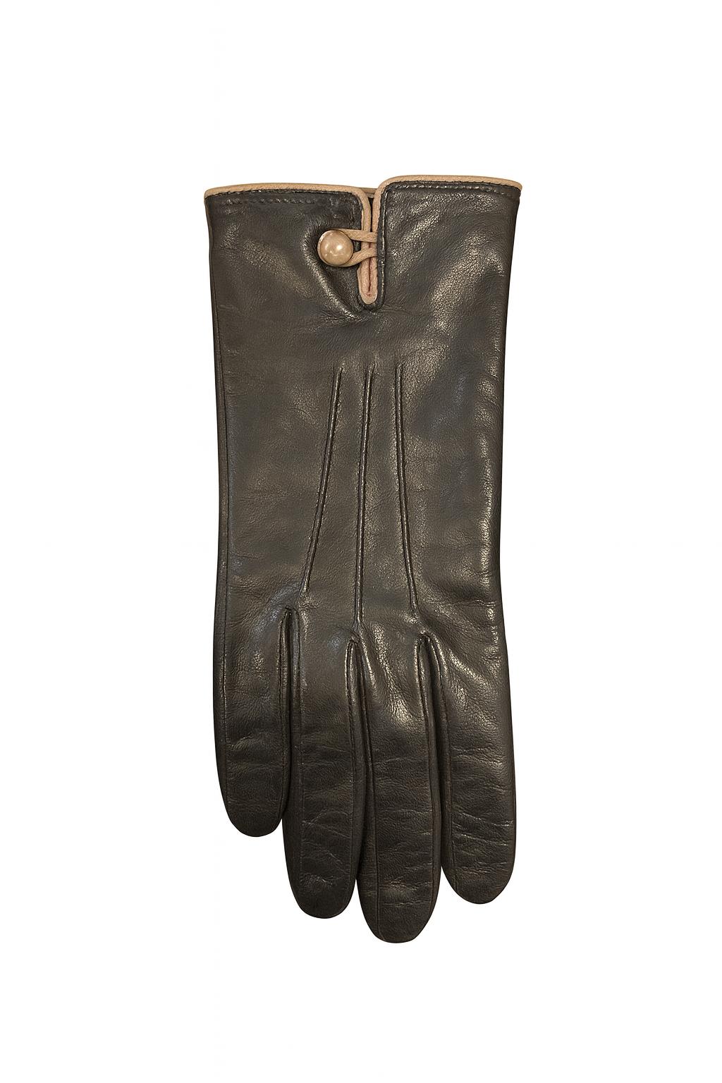 Bottone – Timeless Detail, Effortless Grace